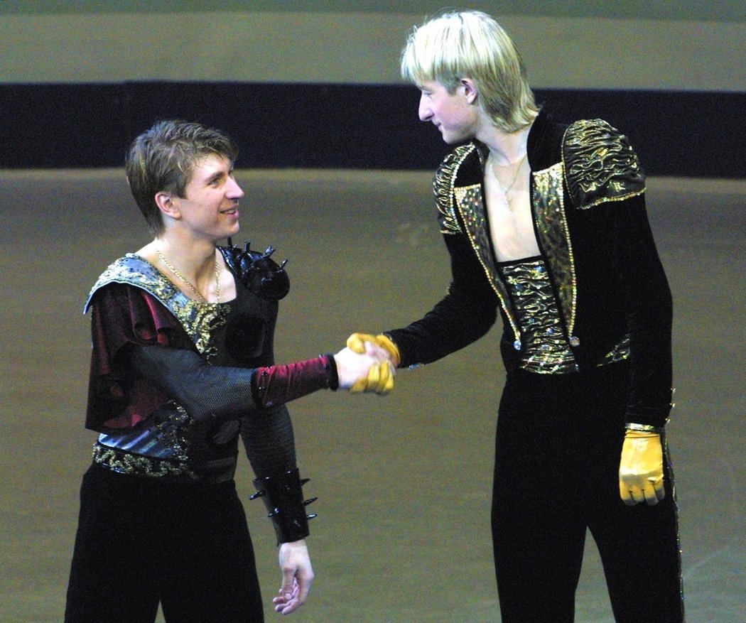 Dva velcí krasobruslařští rivalové: Alexej Jagudin a Jevgenij Pljuščenko (vpravo) na mistrovství Evropy v roce 2001