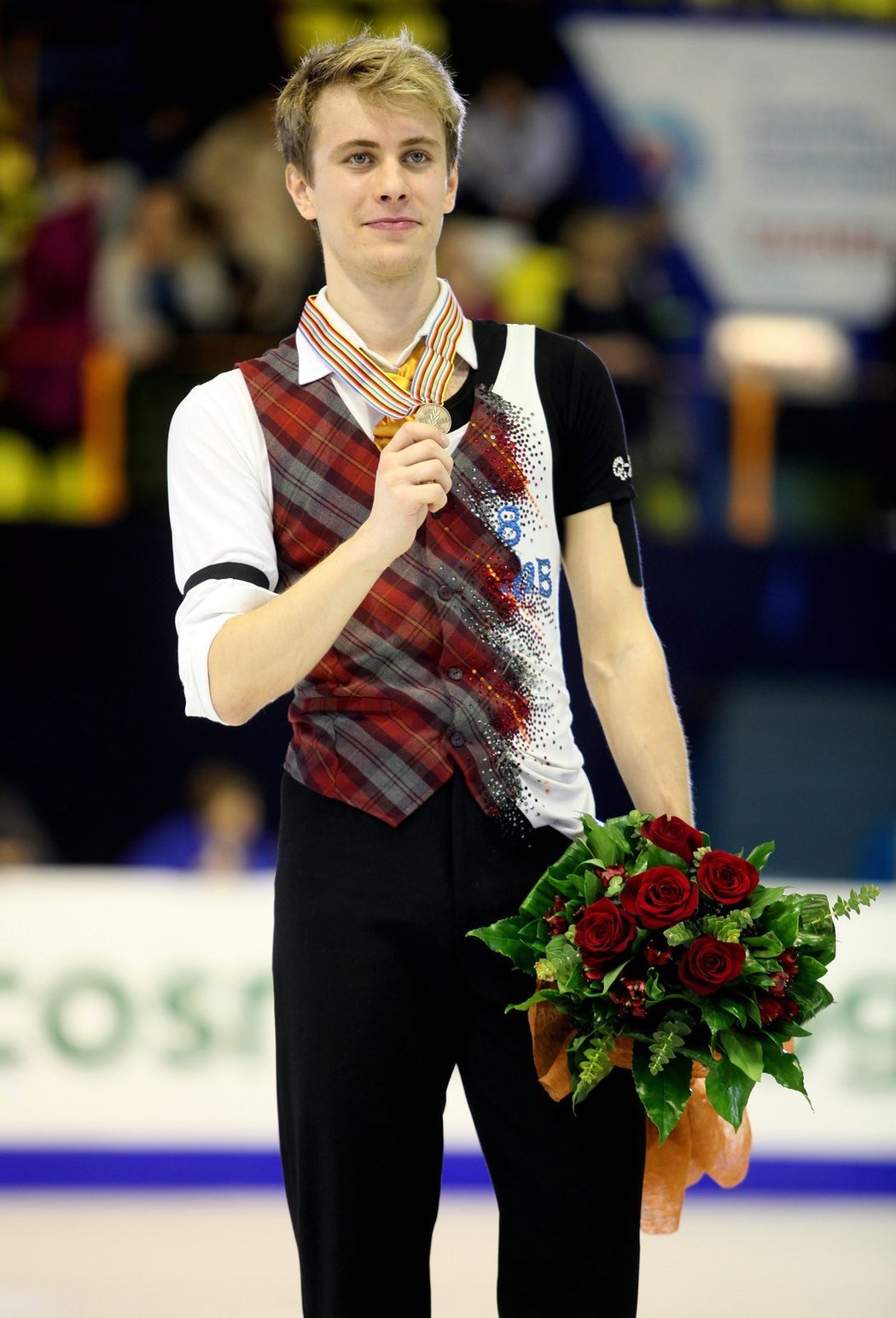 Michal Březina pózuje s bronzovou medailí s mistrovství Evropy