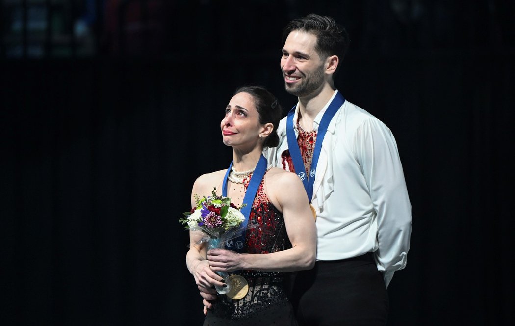 Deanna Stellatová-Dudeková  a Maxime Deschamps pózují se zlatou medailí