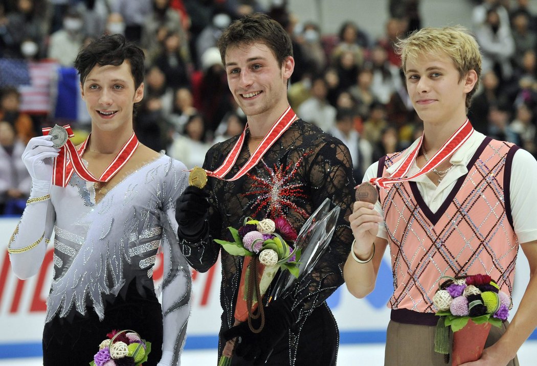 Vítěz krasobruslařské Grand Prix Brian Joubert (uprostřed), stříbrný Johnny Weir (vlevo) a třetí Čech Michal Březina