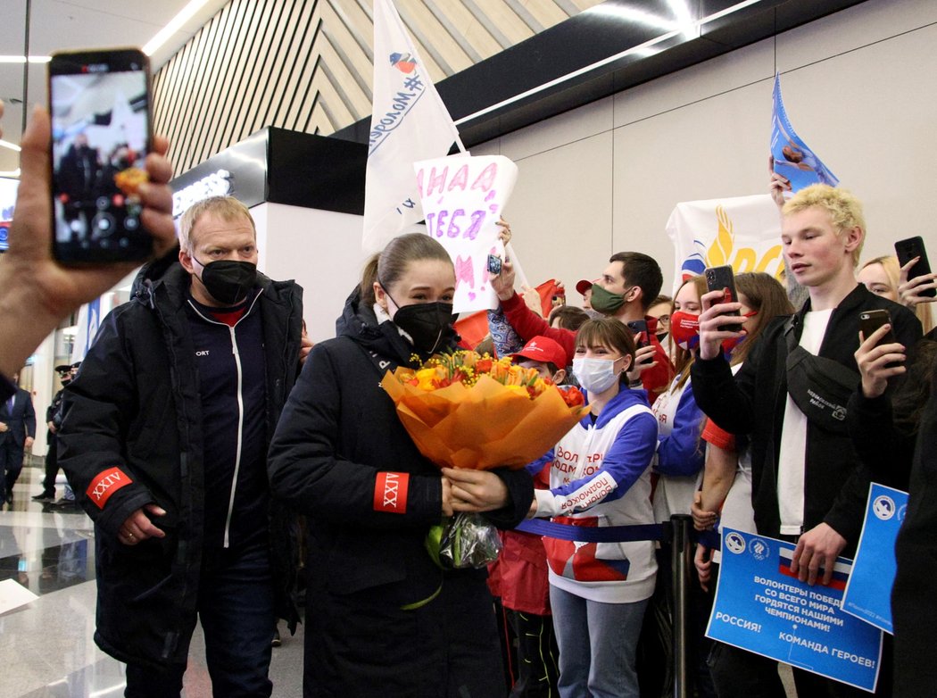 Kamila Valijevová na letišti v Moskvě po návratu z Pekingu