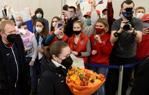 Kamila Valijevová na letišti v Moskvě po návratu z Pekingu