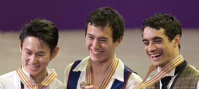 Zlatý Patrick Chan (uprostřed), stříbrný Dennis Ten z Kazachstánu (vlevo) a bronzový Javier Fernandez ze Španělska