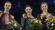 Stupně vítězů na ME v krasobruslení žen v Ostravě. Zleva druhá Anna Pogorilá z Ruska, vítězka Jevgenija Medveděvová z Ruska a třetí Carolina Kostnerová z Itálie