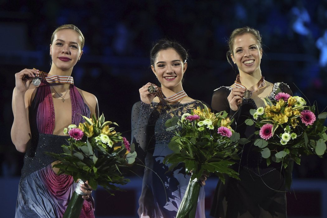 Stupně vítězů na ME v krasobruslení žen v Ostravě. Zleva druhá Anna Pogorilá z Ruska, vítězka Jevgenija Medveděvová z Ruska a třetí Carolina Kostnerová z Itálie