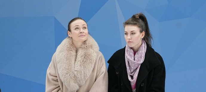 Podle trenérky krasobruslení Sofie Fedčenkové (vlevo) stojí za Pljuščenkovou kritikou juniorského šampionátu hysterie a neschopnost. Na snímku s Vladou Danilkinovou