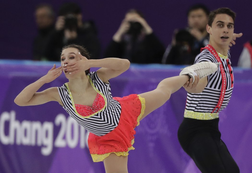 Krasobruslaři Anna Dušková a Martin Bidař po vydařeném krátkém programu předvedli i povedenou volnou jízdu a v soutěži sportovních dvojic skončili při své olympijské premiéře čtrnáctí.