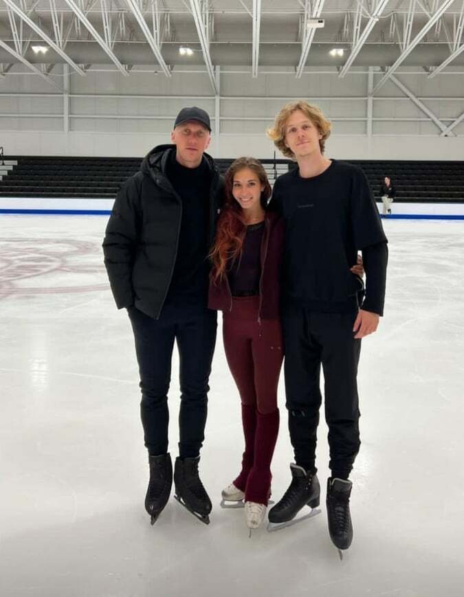 Choreograf Benoit Richaud, krasobruslařka Diana Davisová a krasobruslař Gleb Smolkin