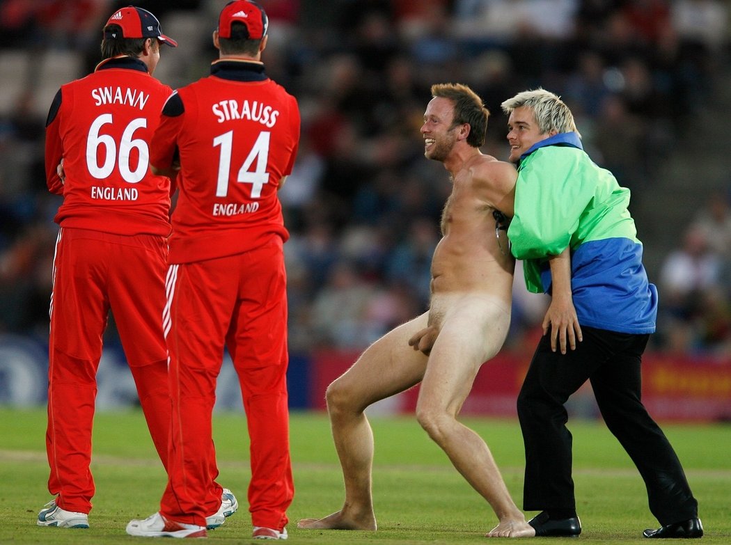 Kriketový zápas mezi Anglií a Austrálií - nahý narušitel vzbudil všeobecné veselí