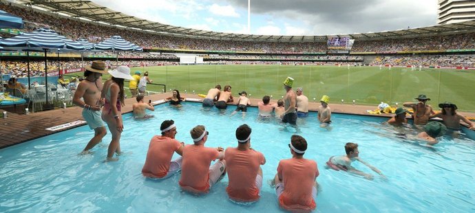 Neopakovatelný pohled z bazénu na kriketovém stadionu v australském Brisbane