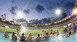 Neopakovatelný pohled. Na stadionu v Brisbane můžete sledovat kriket z bazénu.