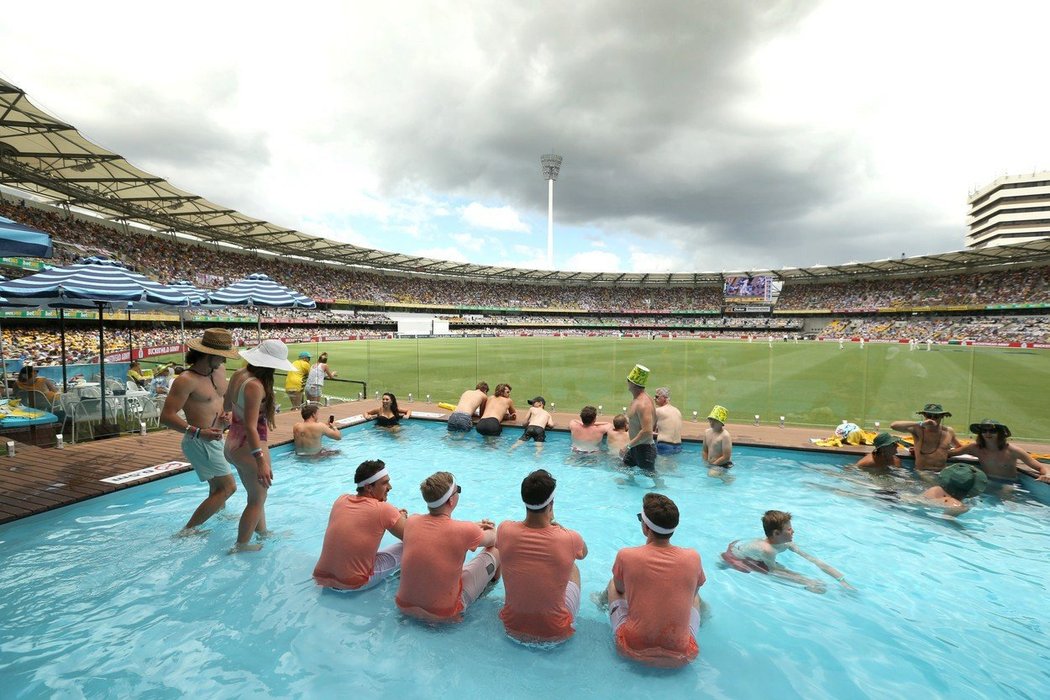 Neopakovatelný pohled z bazénu na kriketovém stadionu v australském Brisbane