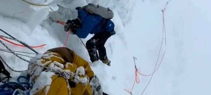 Během rekordního výšlapu Harilaové zemřel nosič Muhammad Hassan. Nyní několik horolezců promluvilo, proč mu většina ze stovky přítomných nepomohla