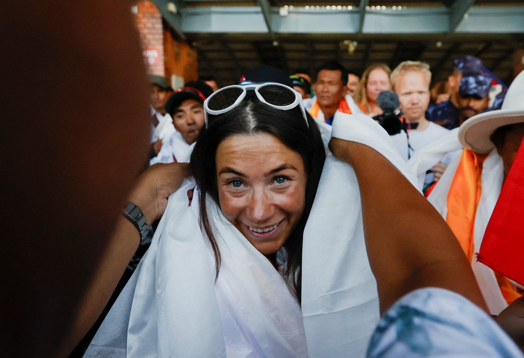 Norská horolezkyně Kristin Harilaová se stala prvním osobou v historii, která pokořila všechny osmitisícovky za pouhé tři měsíce. Její rekord má ale velice hořkou pachuť