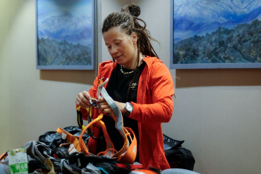 Krátce po smrti šerpy Muhammada Hassana měla horolezecká rekordmanka Kristin Harilaová uspořádat večírek