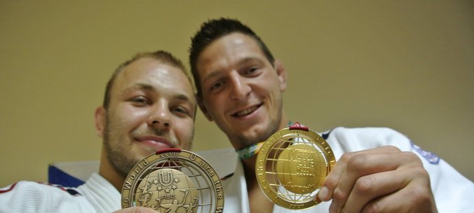 Judisté Alexandr Jurečka (vlevo) a Lukáš Krpálek s medailemi z Univerziády v Kazani. Úspěšní chtějí být i na mistrovství světa v Astaně.