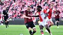 Sparťan Jan Kuchta si kryje míč před obráncem Slavie Igohem Ogbuem