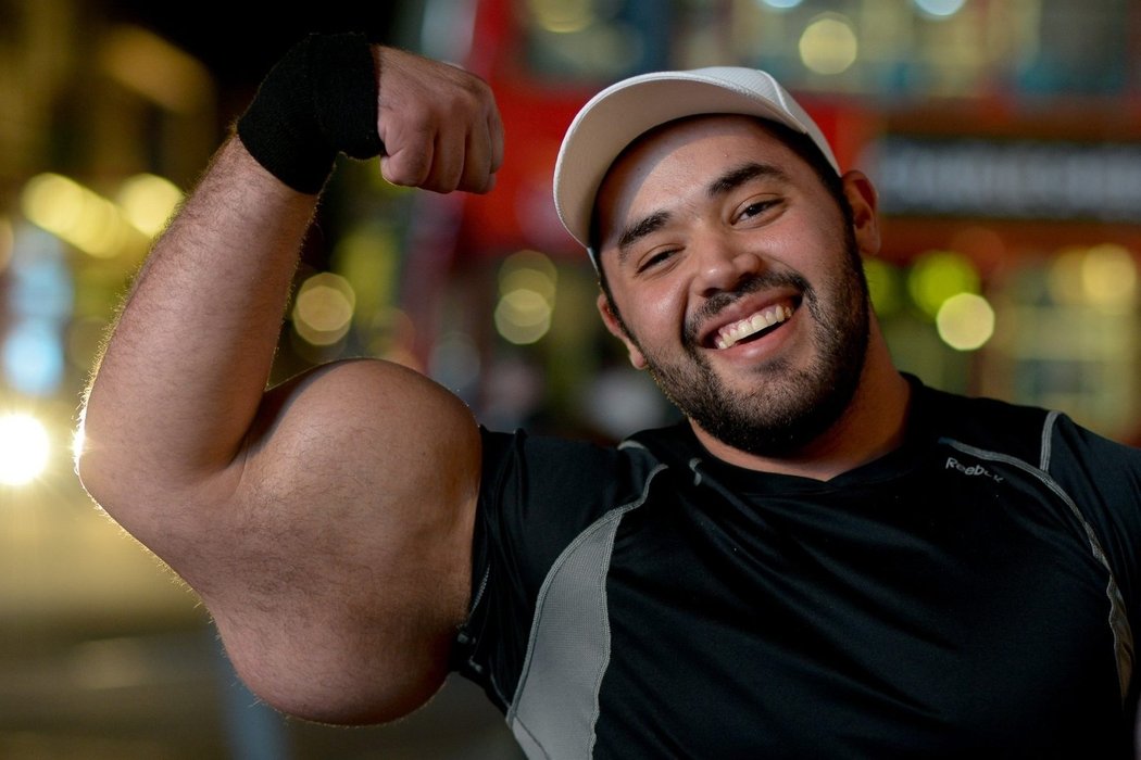 Moustafa Ismail se chlubí svým obrovitánským bicepsem, který ho vynesl do Guinnesovy knihy rekordů