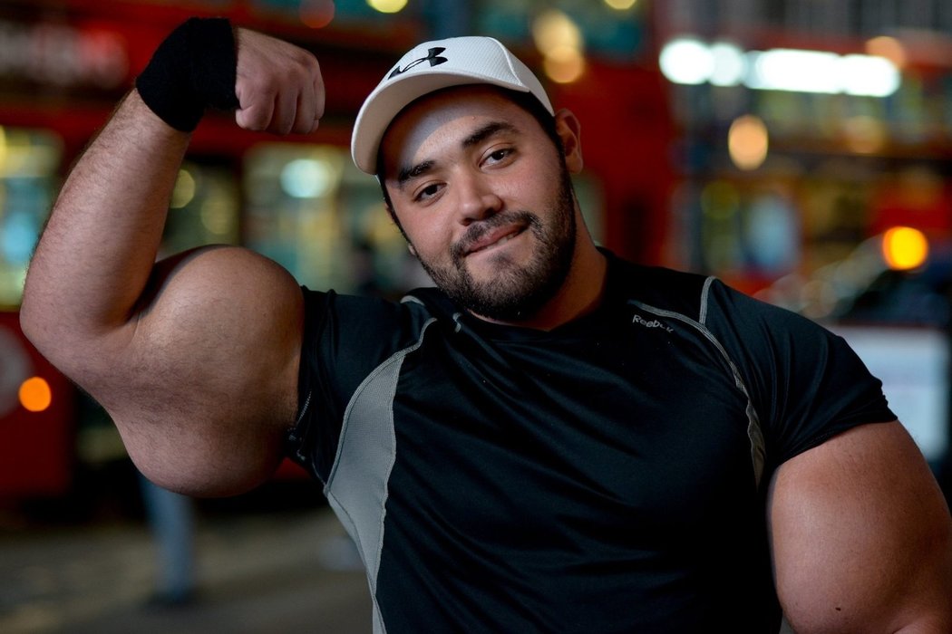 Tohle jsou svaly! Nikdo na světě nemá větší bicepsy než 24 Američan Moustafa Ismail