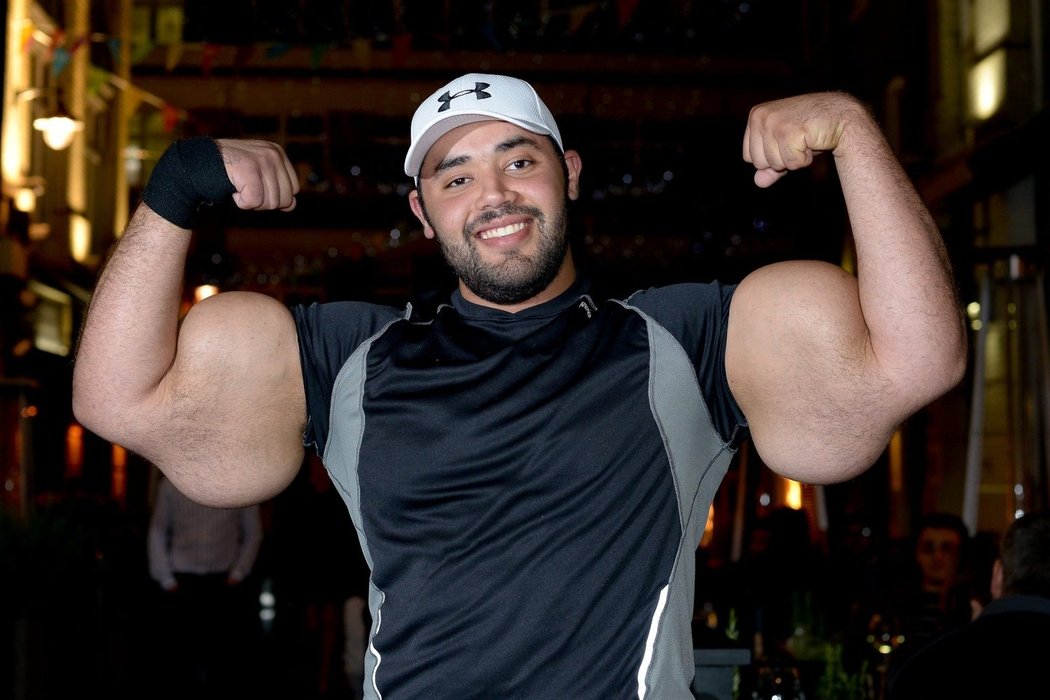 Bicepsy Moustafy Ismaila jsou údajně větší než průměr běžné lidské hlavy