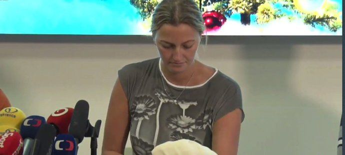 Petra Kvitová dnes poprvé po úterním přepadení a následné operaci pořezaných prstů vystupuje na veřejnosti.