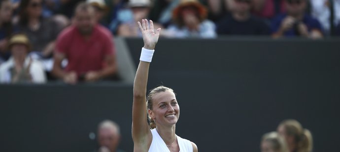 Česká tenistka Petra Kvitová může snít o třetí trofeji z Wimbledonu. Na úvod slavného turnaje porazila hladce Ons Jabeurovou.