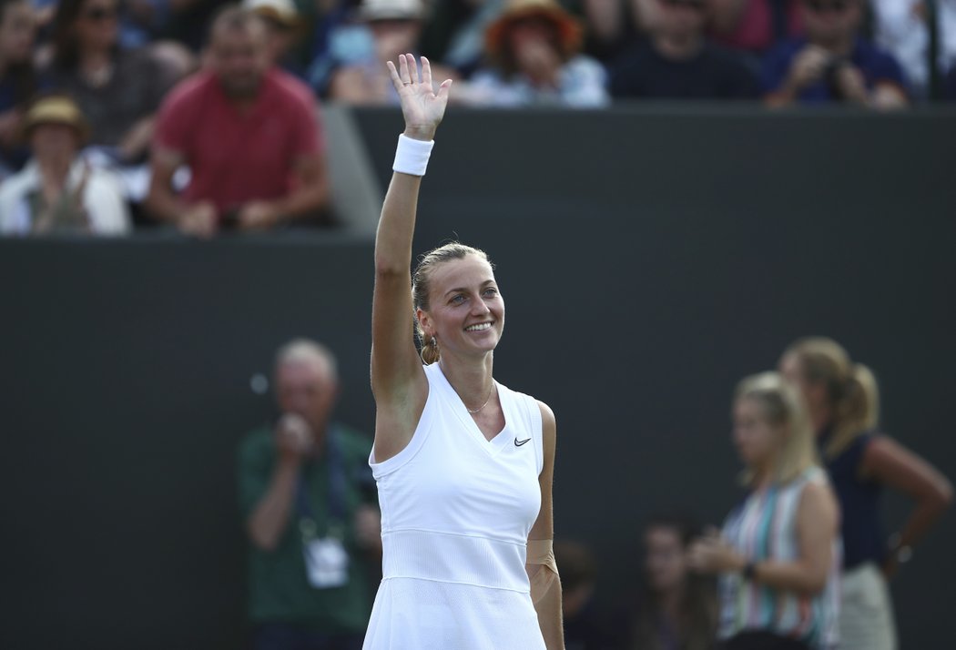 Česká tenistka Petra Kvitová může snít o třetí trofeji z Wimbledonu. Na úvod slavného turnaje porazila hladce Ons Jabeurovou.