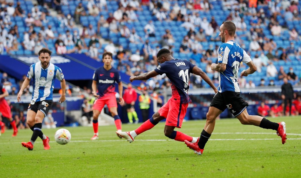 Fotbalisté Atlética Madrid otočili utkání 4. kola španělské ligy na hřišti Espaňolu. Výhru 2:1 zařídil obhájcům titulu gólem v deváté minutě nastavení Thomas Lemar.