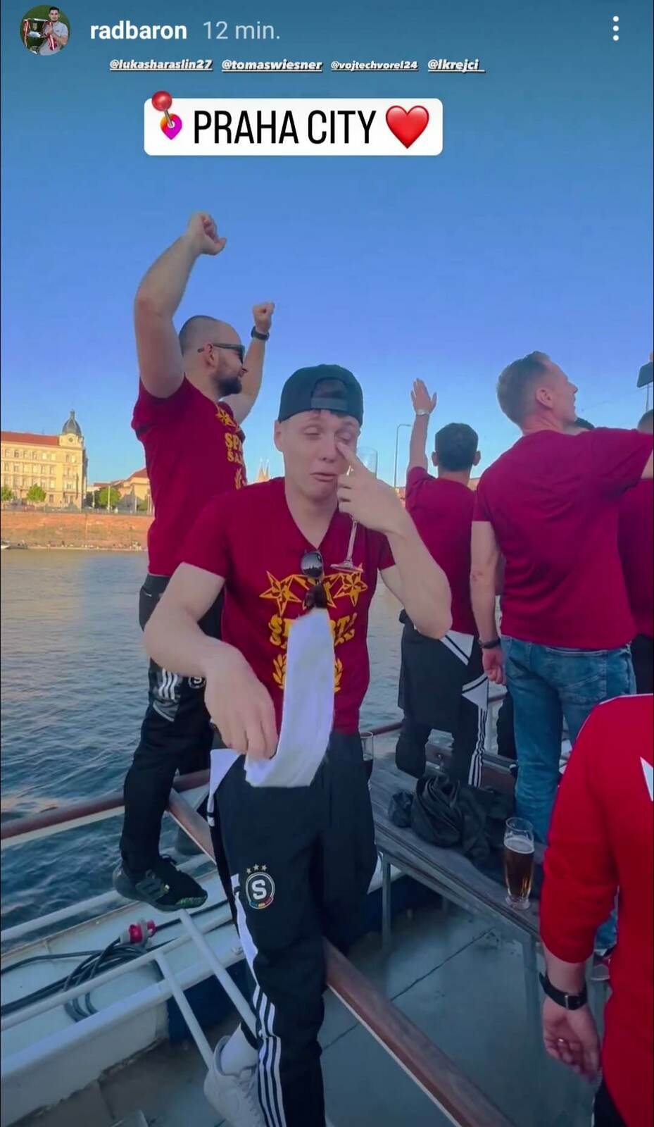 Ladislav Krejčí si během oslavy na lodi rýpnul do asistenta trenéra Slavie Pavla Řeháka
