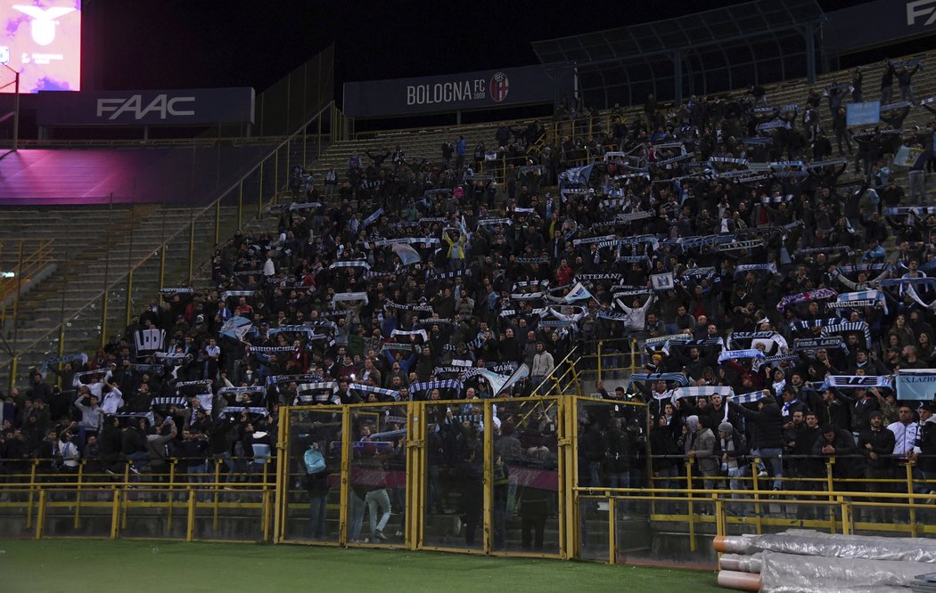 Fanoušci fotbalistů Lazia Řím při zápase mimo jiné zpívali fašistické popěvky a hajlovali.