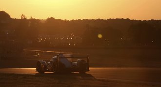 Slavných 24 hodin v Le Mans vyhrálo Porsche před stájí Jackieho Chana