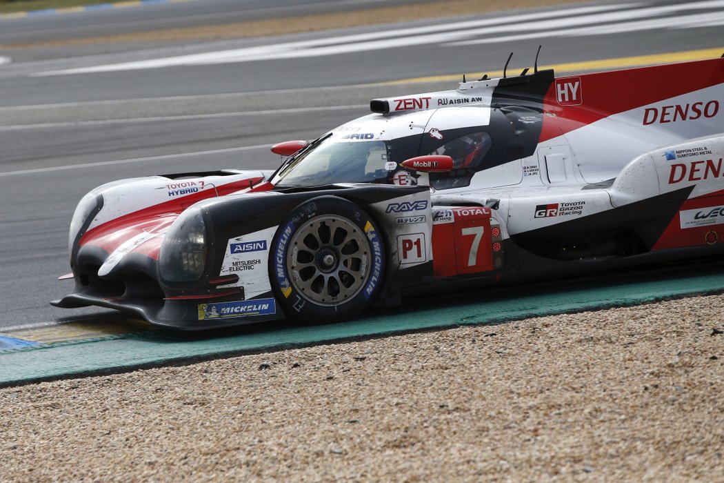 Vítězem slavného závodu v Le Mans se stal tým Toyoty
