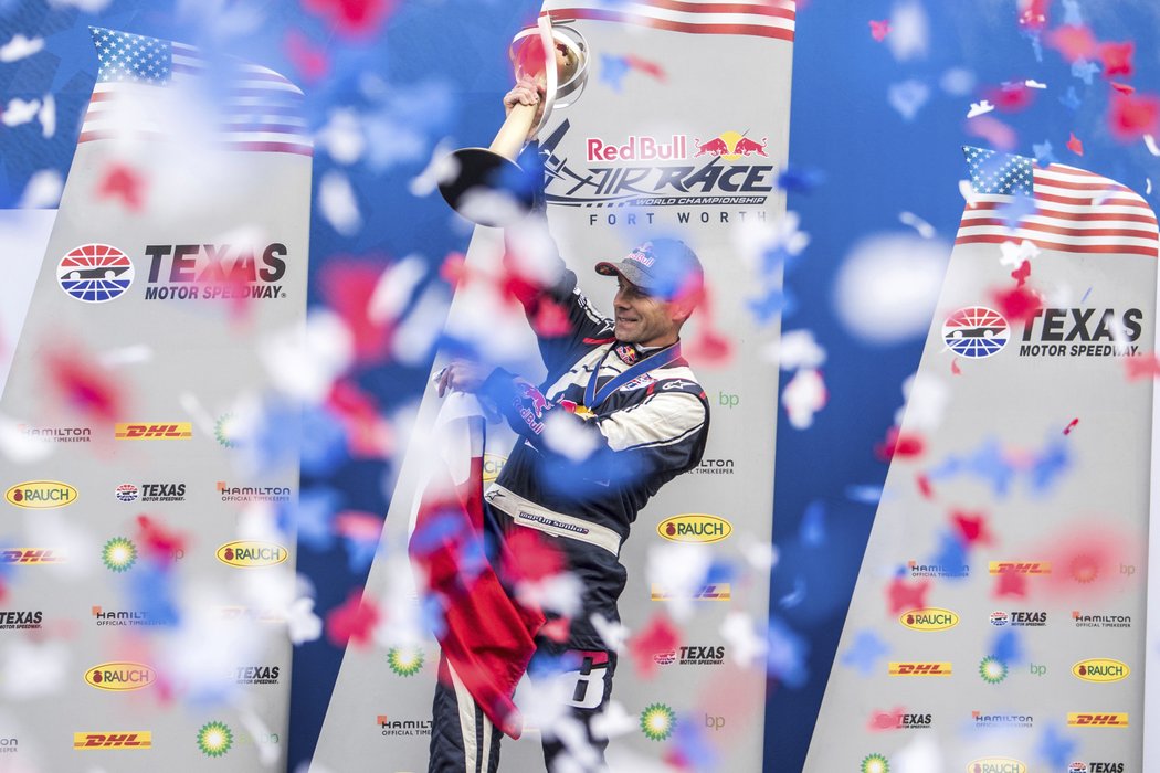Martin Šonka má všechny důvody k oslavám, je šampionem Red Bull Air Race!