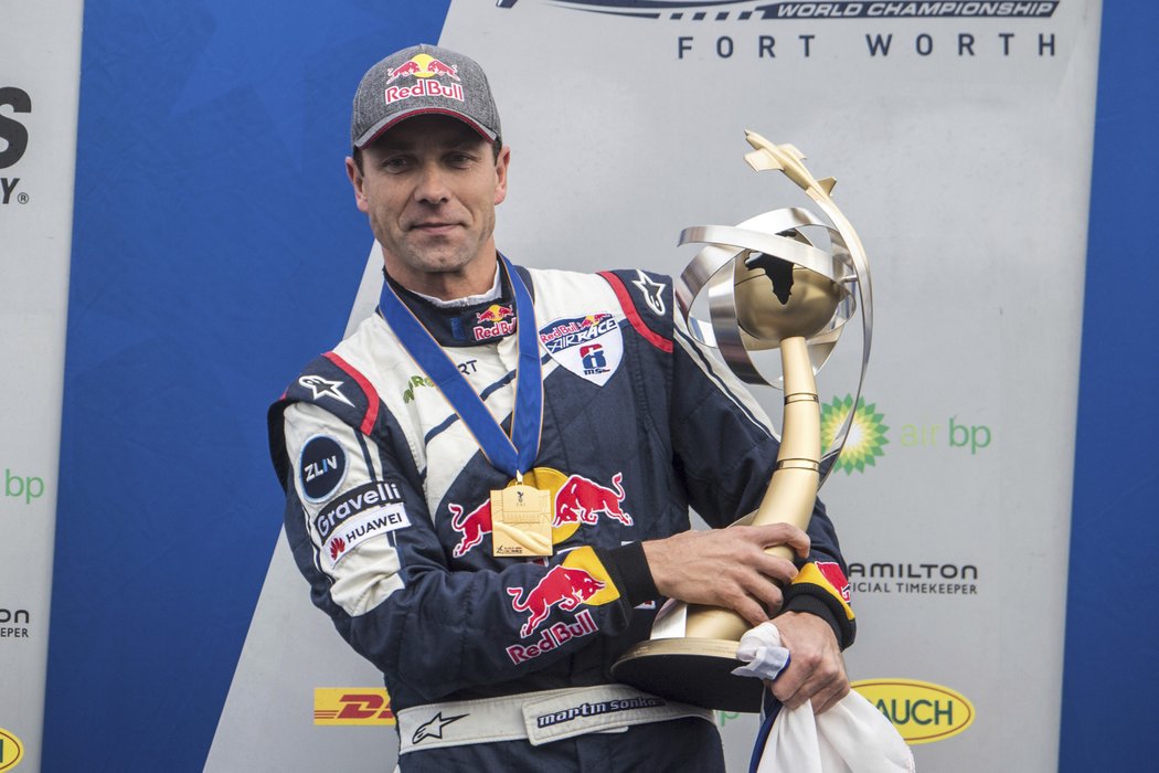 Martin Šonka má všechny důvody k oslavám, je šampionem Red Bull Air Race!