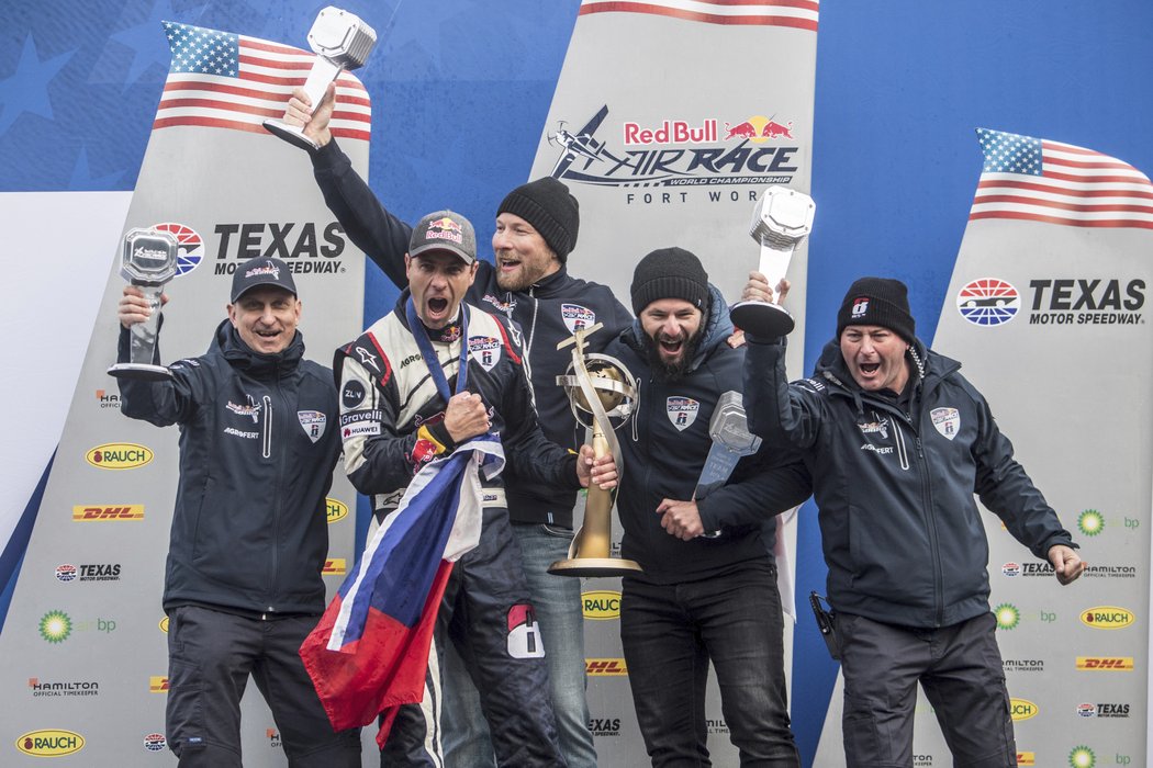 Martin Šonka má všechny důvody k oslavám, je šampionem Red Bull Air Race!