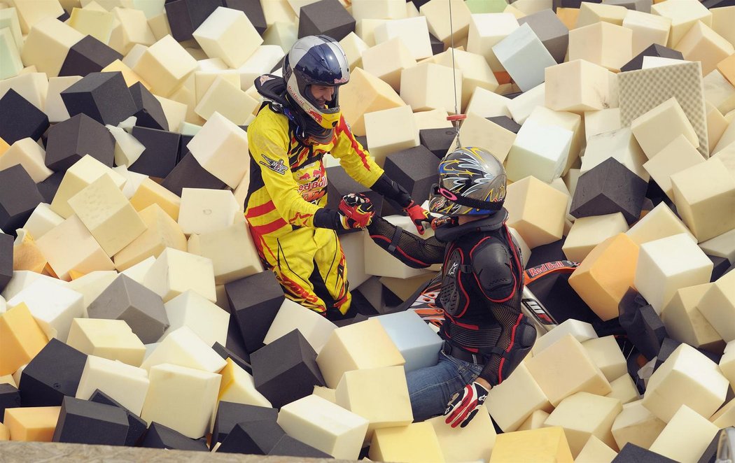 Akrobatický pilot Martin Šonka si ve vzduchu vystřihl back flip. Tentokrát ale na motorce