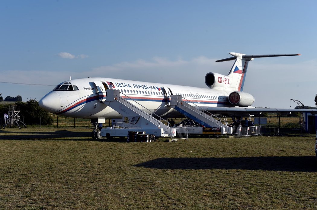 Bývalý vládní letoun Tu-154, takzvaný Naganský expres, na jehož palubě slavili čeští hokejisté v roce 1998 olympijské zlato