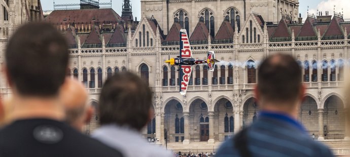 Český pilot Martin Šonka v závodě Red Bull Air Race v Budapešti, který nakonec vyhrál...