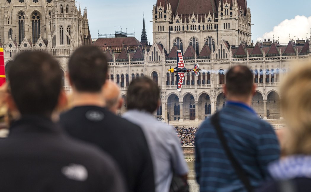 Český pilot Martin Šonka v závodě Red Bull Air Race v Budapešti, který nakonec vyhrál...