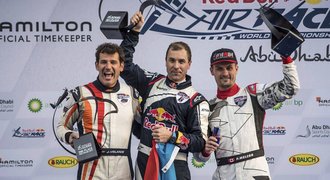 První český triumf! Letec Šonka vyhrál závod Red Bull Air Race v Abú Zabí