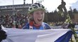 Veronika Vítková se raduje z titulu mistryně světa v letním biatlonu
