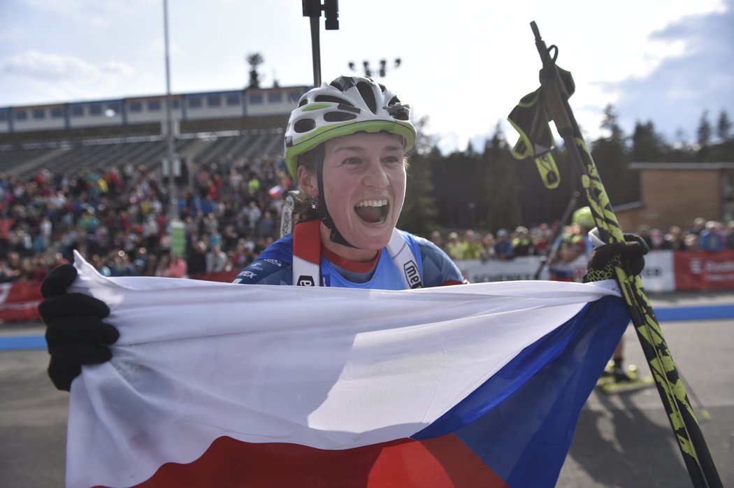 Veronika Vítková se raduje z titulu mistryně světa v letním biatlonu