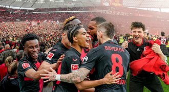 Leverkusen má titul! Slaví i trojice Čechů, fanoušci vtrhli na hřiště