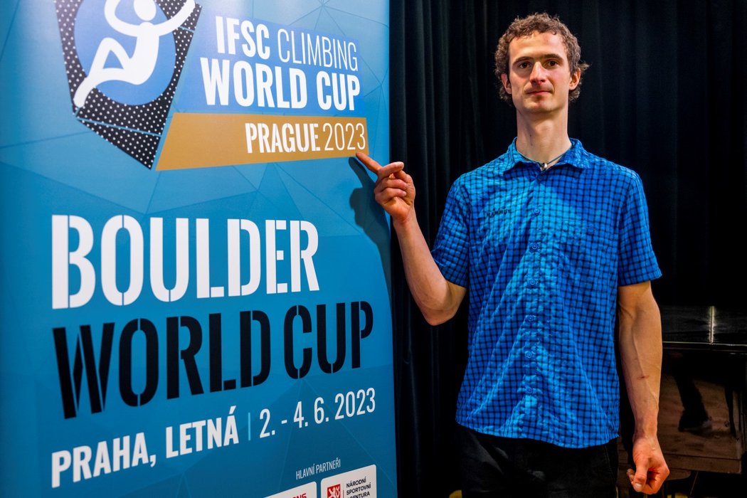 Adam Ondra na tiskové konferenci Světového poháru v boulderingu v Praze