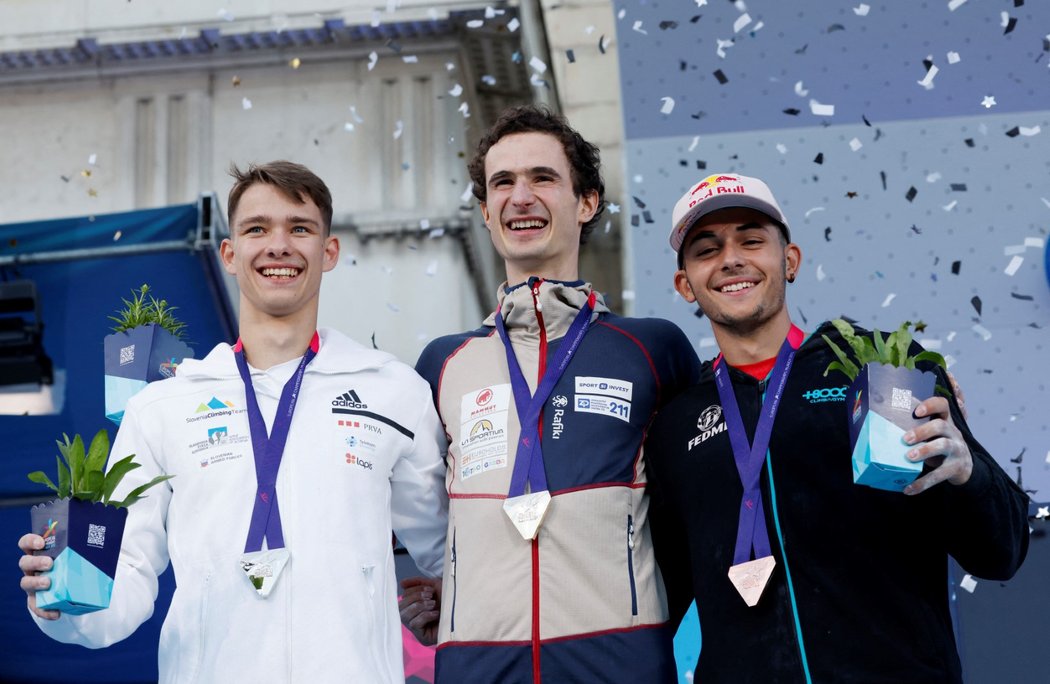 Stupně vítězů na mistrovství Evropy v Mnichově, kde český lezec Adam Ondra získal zlatou medaili