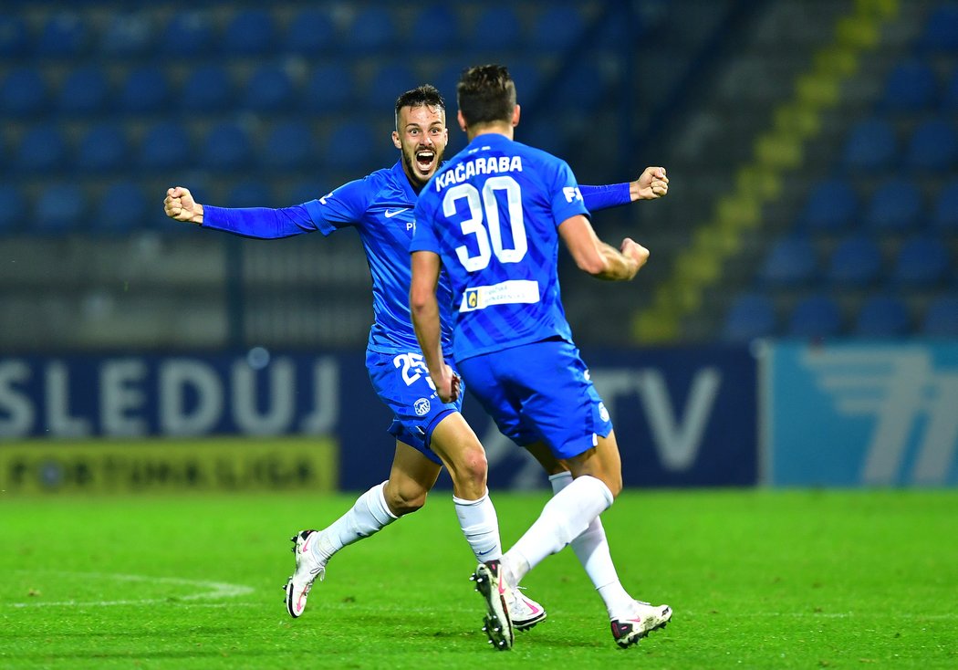 Jakub Hromada (v pozadí) a Taras Kačaraba (v popředí) slaví gól do sítě APOELu