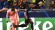 Kwadwo Asamoah (vpravo) v souboji s Ousmanem Dembélém během duelu mezi Barcelonou a Interem Milán