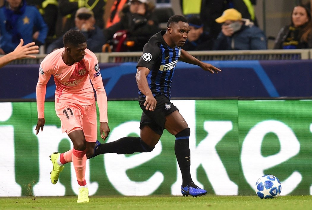 Kwadwo Asamoah (vpravo) v souboji s Ousmanem Dembélém během duelu mezi Barcelonou a Interem Milán