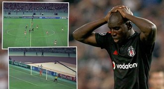 Demba Ba málem dal Arsenalu parádní gól. Z výkopu trefil břevno!