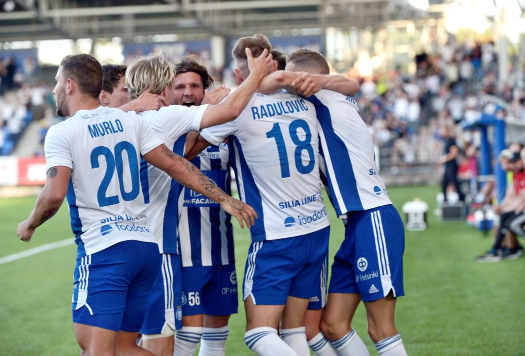 Hráči HJK Helsinky se radují ze vstřeleného gólu